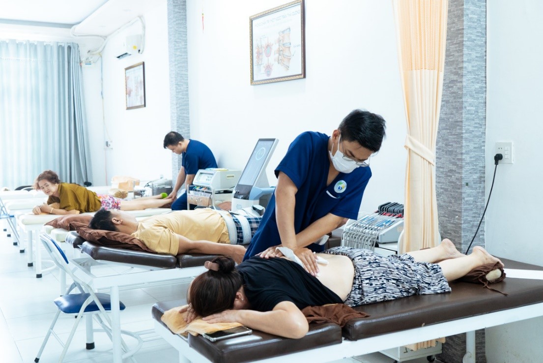 Vật lý trị liệu giúp cải thiện lưu thông máu, giảm đau và tăng cường sự linh hoạt của khớp