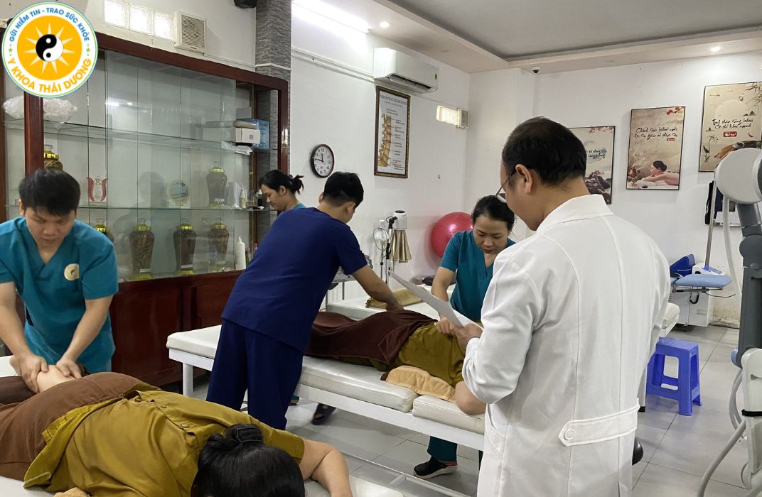 BS. Nguyễn Quốc Lịnh thăm khám cho bệnh nhân tại Phòng khám y khoa Thái Dương