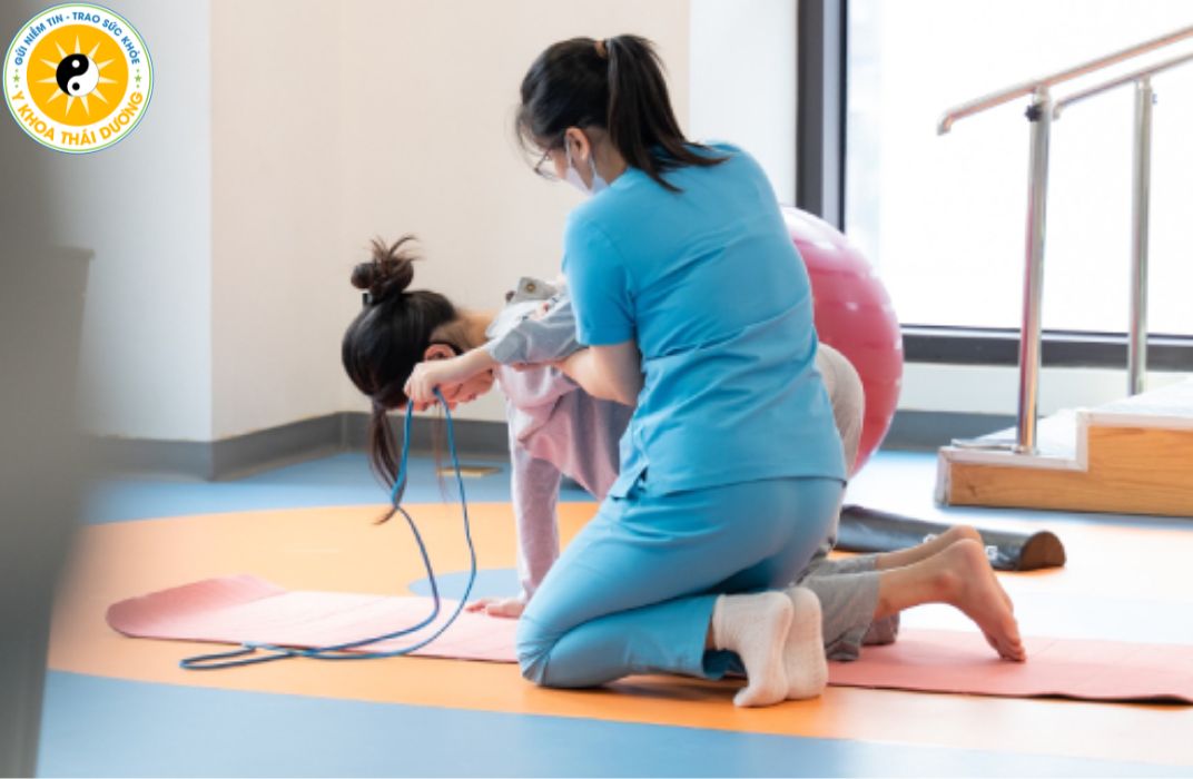 Bài tập vật lý trị liệu cải thiện vẹo cột sống ở trẻ hiệu quả