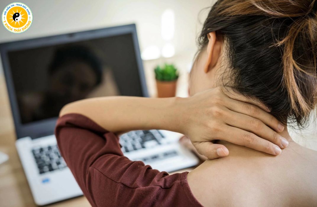 Cách giảm đau cổ vai gáy cho nhân viên văn phòng