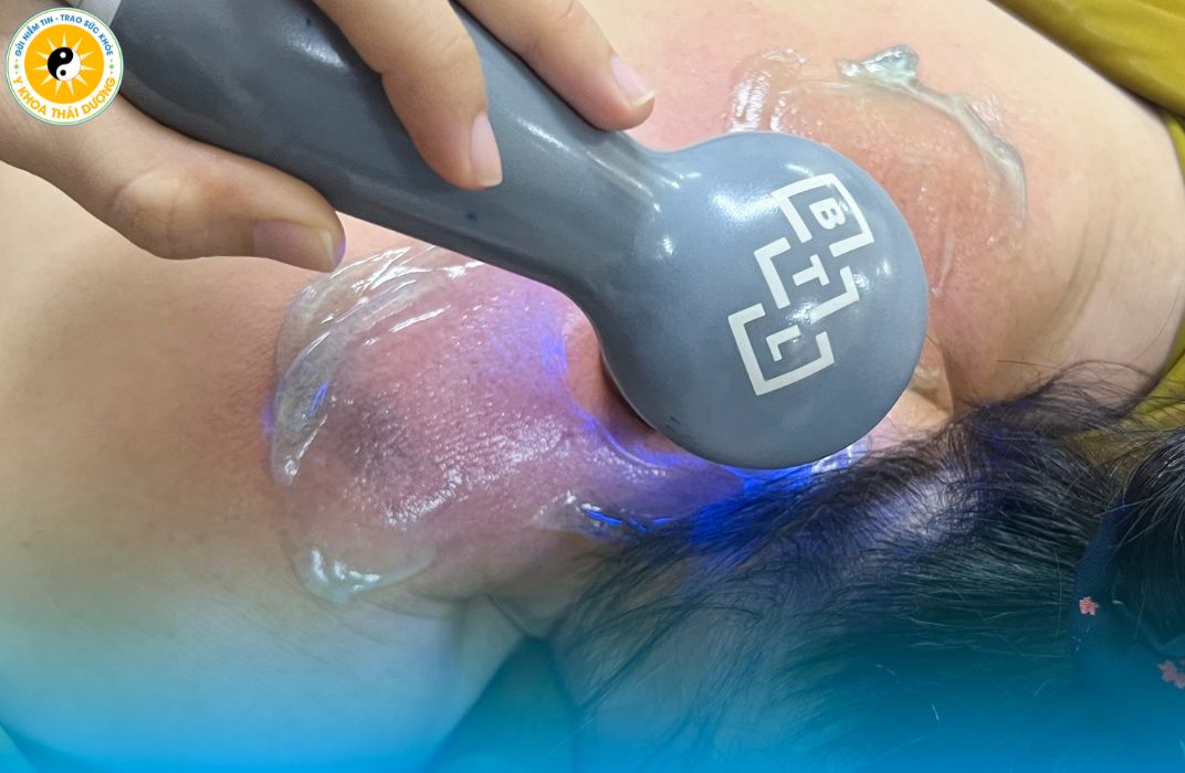 Cách giảm đau cổ vai gáy cho nhân viên văn phòng