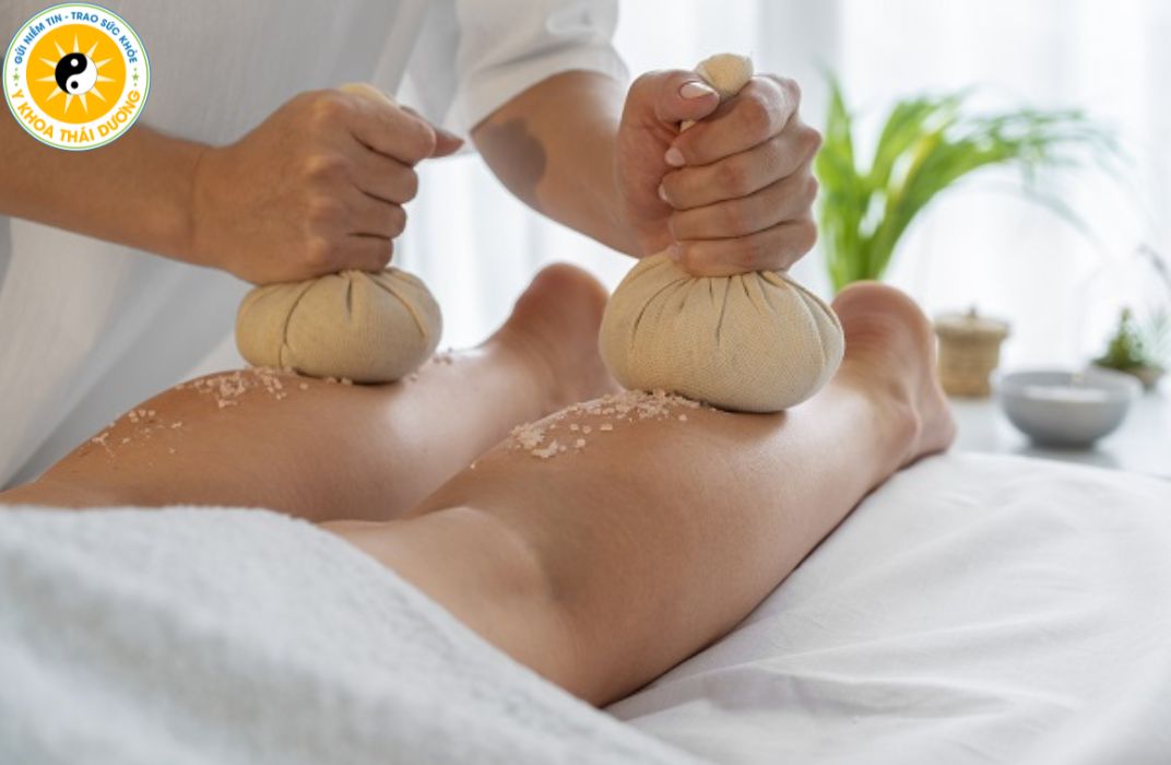 Chườm ngải cứu: Tác dụng giảm đau và hỗ trợ phục hồi