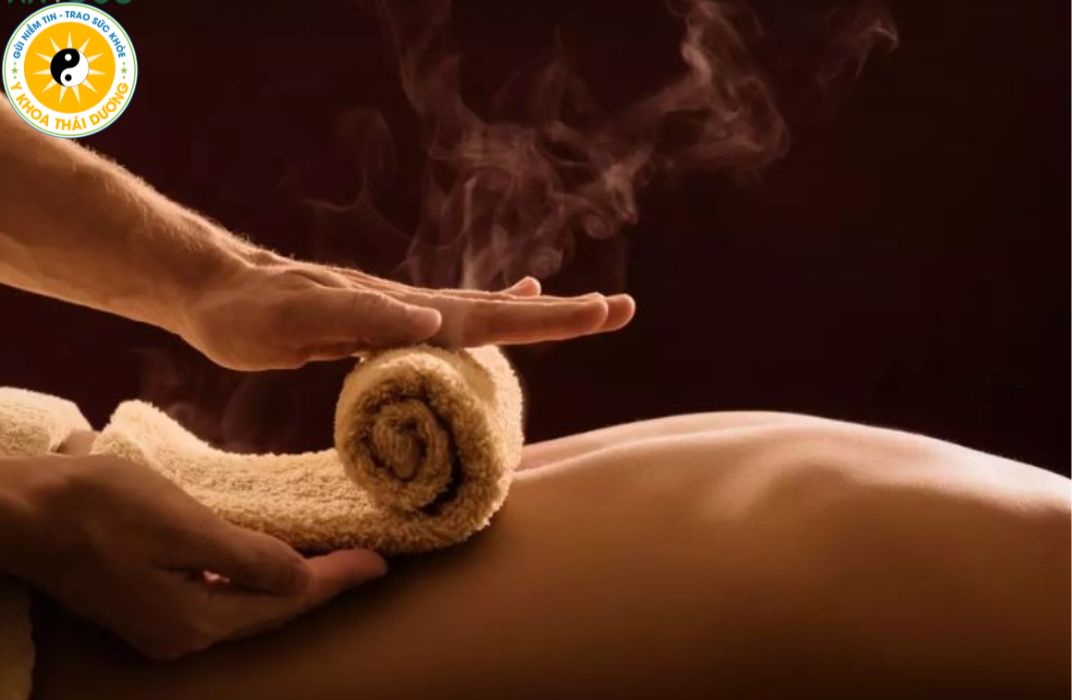 Chườm ngải cứu: Tác dụng giảm đau và hỗ trợ phục hồi