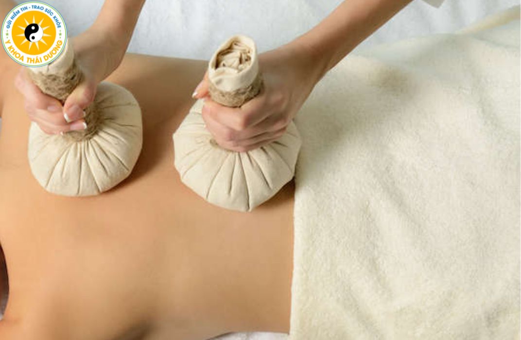 Chườm nóng thảo dược: Hiệu quả giảm đau và phục hồi