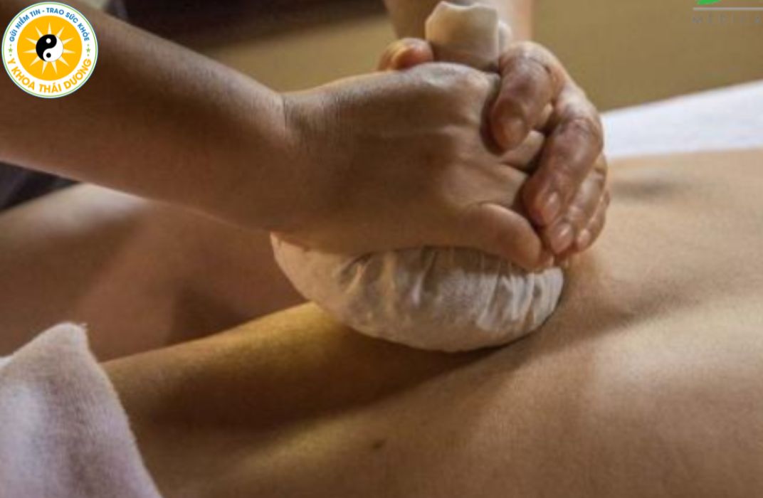 2. Chườm lạnh – Giảm viêm cấp, giảm sưng và làm tê đau nhanh chóng