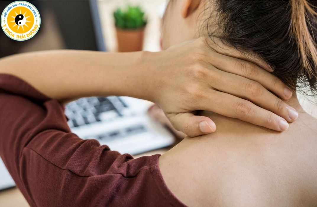 Đau vai gáy không quay được cổ: Nguyên nhân và cách xử lý