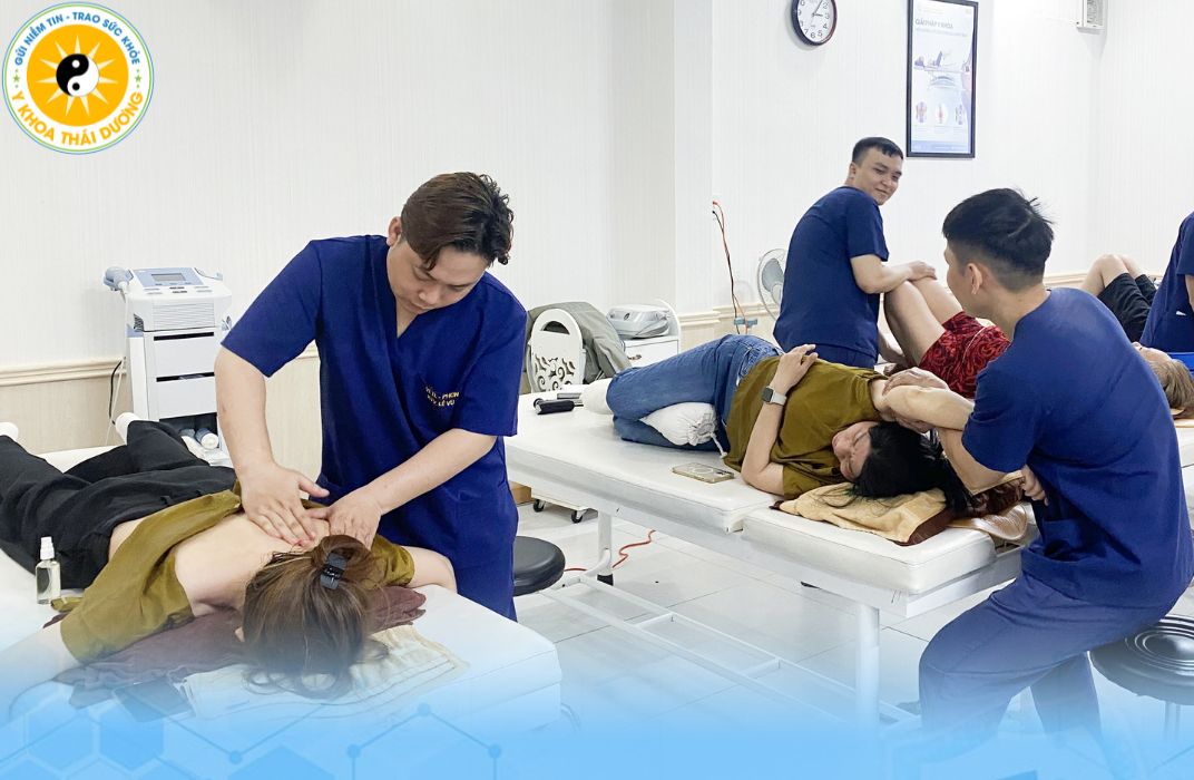 Xoa bóp ấn huyệt - Phương pháp xoa bóp ấn huyệt chữa đau lưng hiệu quả 7 Điều trị bằng vật lý trị liệu - Lợi ích của phương pháp điều trị không xâm lấn