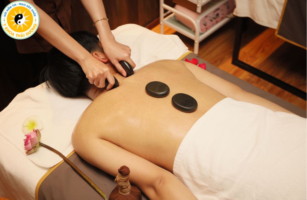 Massage lăn đá nóng: Hỗ trợ tuần hoàn máu và thư giãn cơ