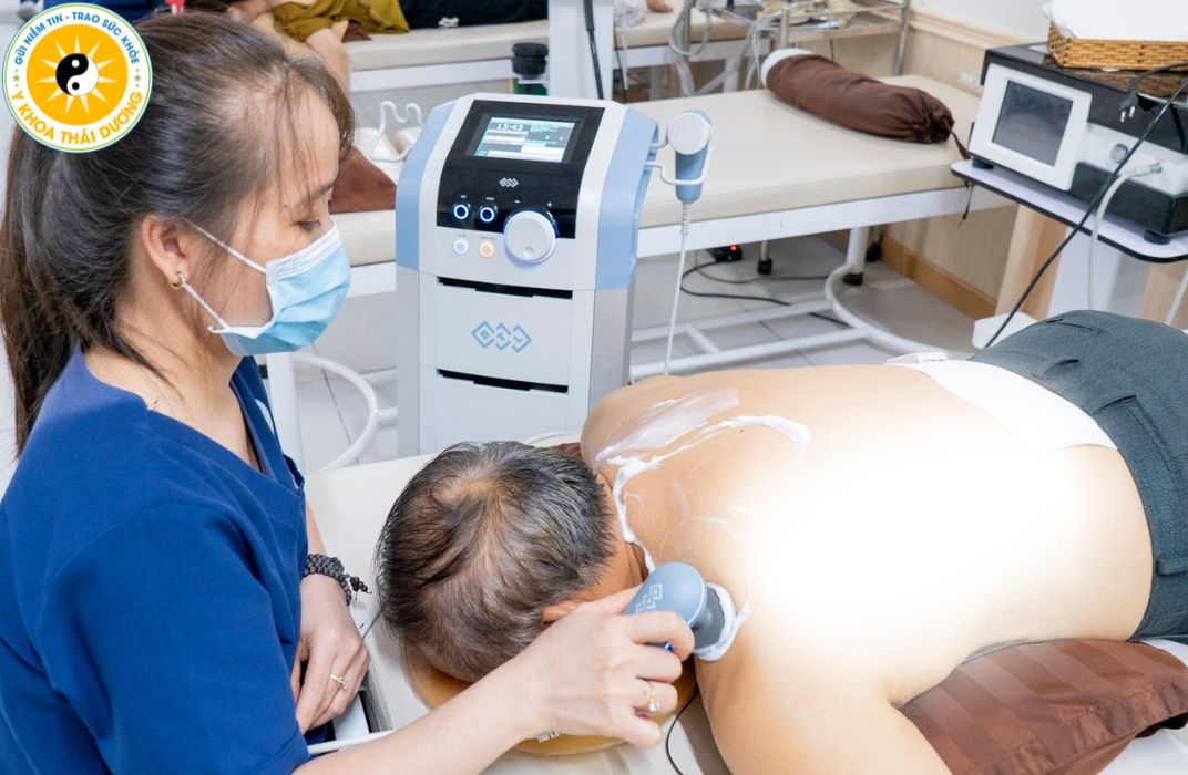 Đau vai gáy không quay được cổ: Nguyên nhân và cách xử lý