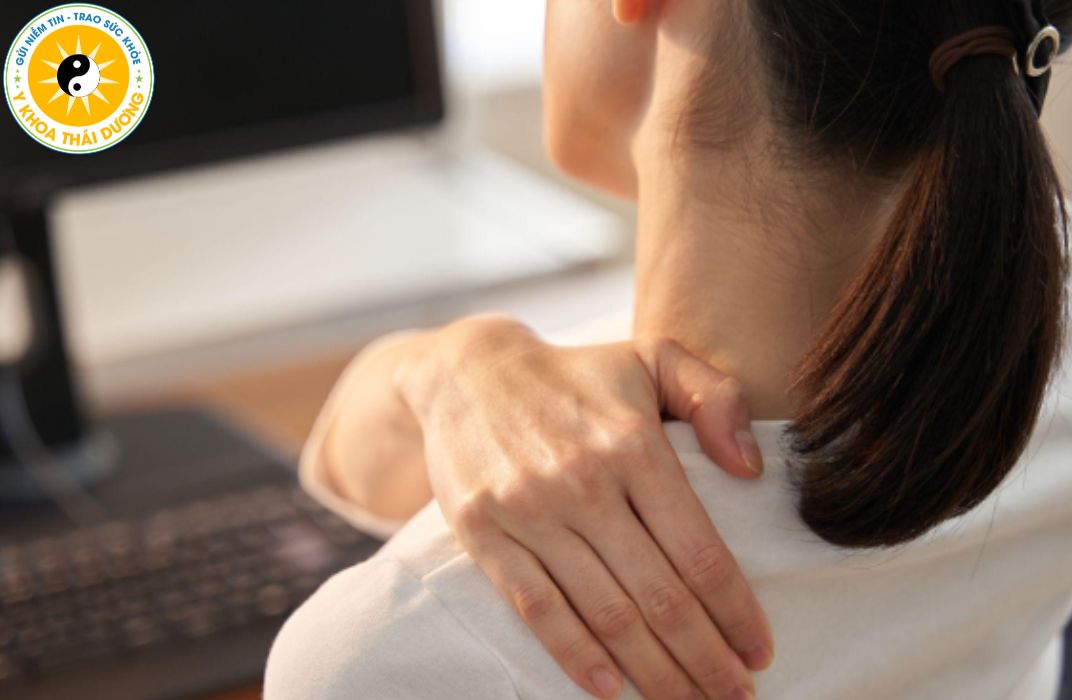Vì sao dân văn phòng dễ bị đau cổ vai gáy?