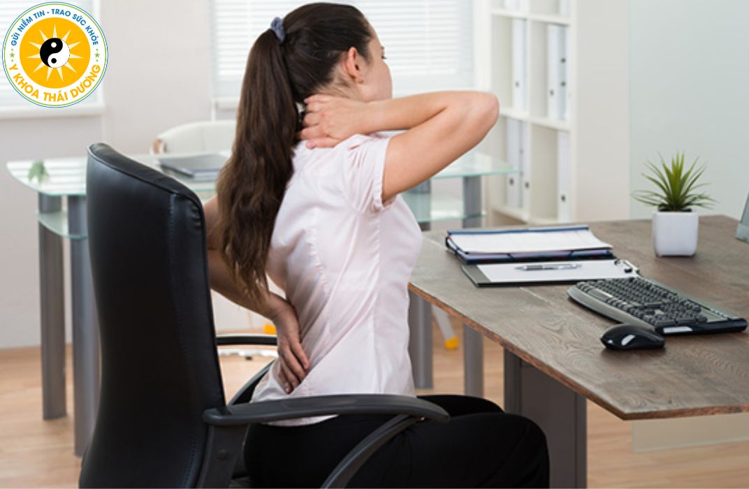 Vì sao dân văn phòng dễ bị đau cổ vai gáy?