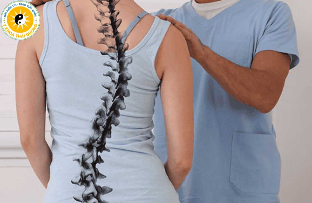 vi-sao-hoc-sinh-de-bi-cong-veo-cot-song-3