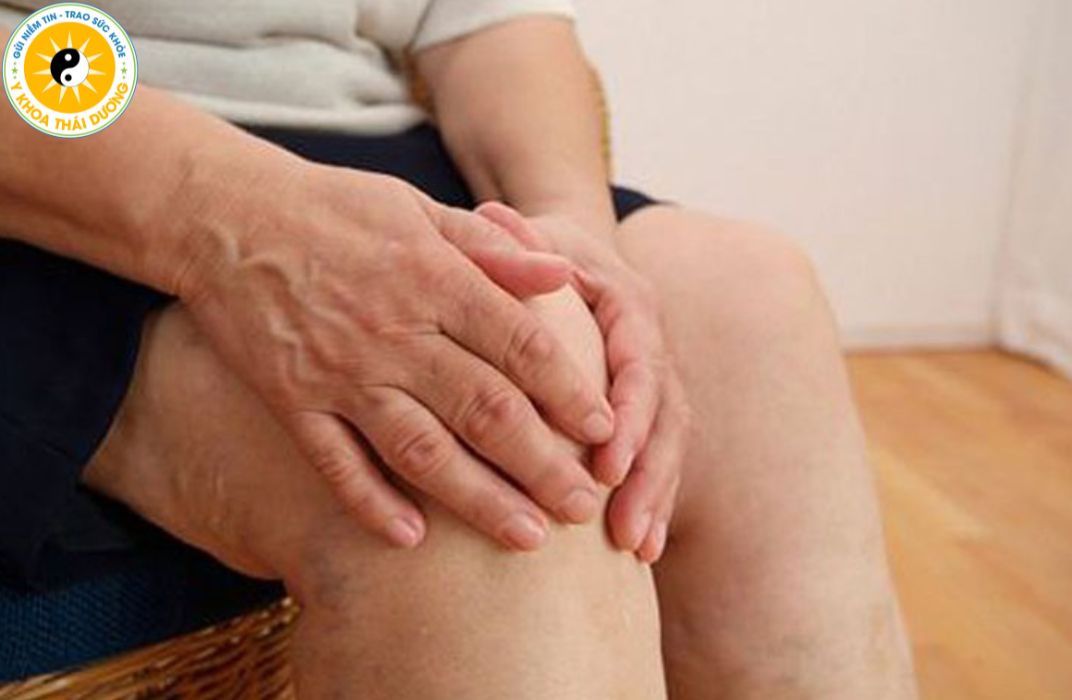 Viêm đau khớp gối ở người già: Dấu hiệu nhận biết sớm và cách điều trị đúng