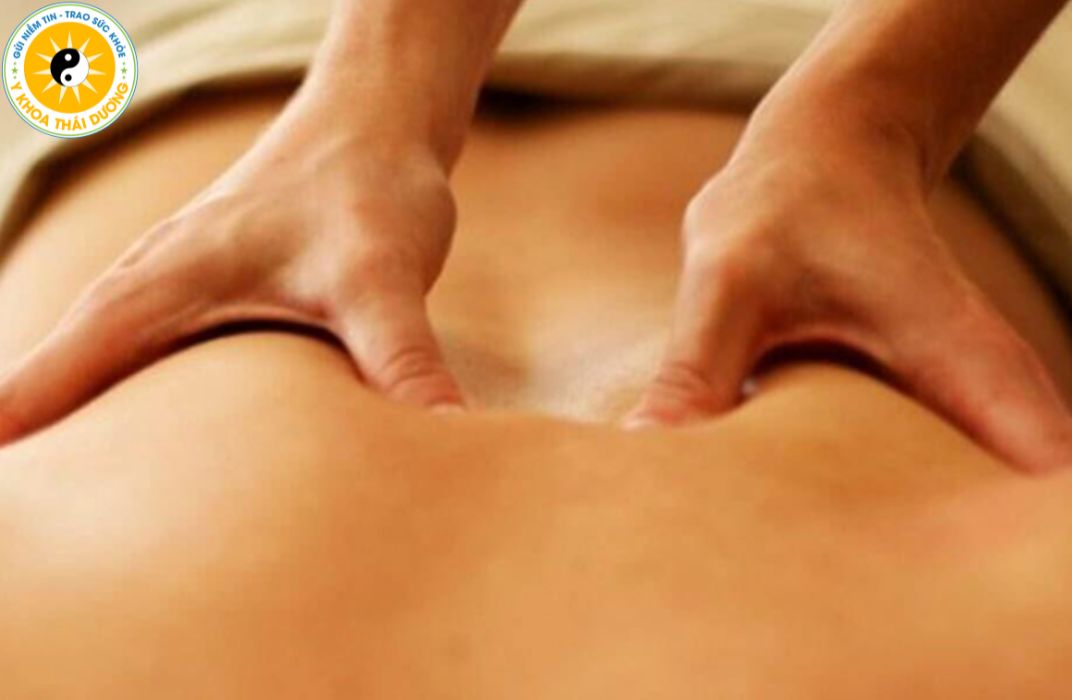 Xoa bóp ấn huyệt: Phương pháp hỗ trợ giảm đau cổ vai gáy - lưng hiệu quả