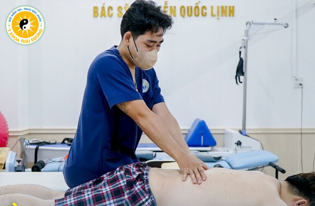 Xoa bóp ấn huyệt: Phương pháp hỗ trợ giảm đau cổ vai gáy - lưng hiệu quả