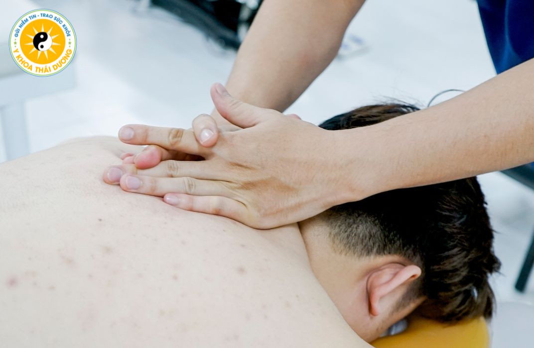 Xoa bóp ấn huyệt: Phương pháp hỗ trợ giảm đau cổ vai gáy - lưng hiệu quả