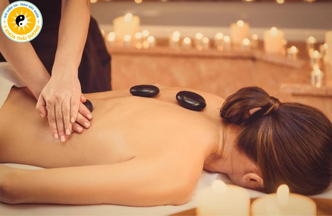 Xoa bóp ấn huyệt đá nóng và chườm thảo dược: Hỗ trợ giảm căng cơ nhanh