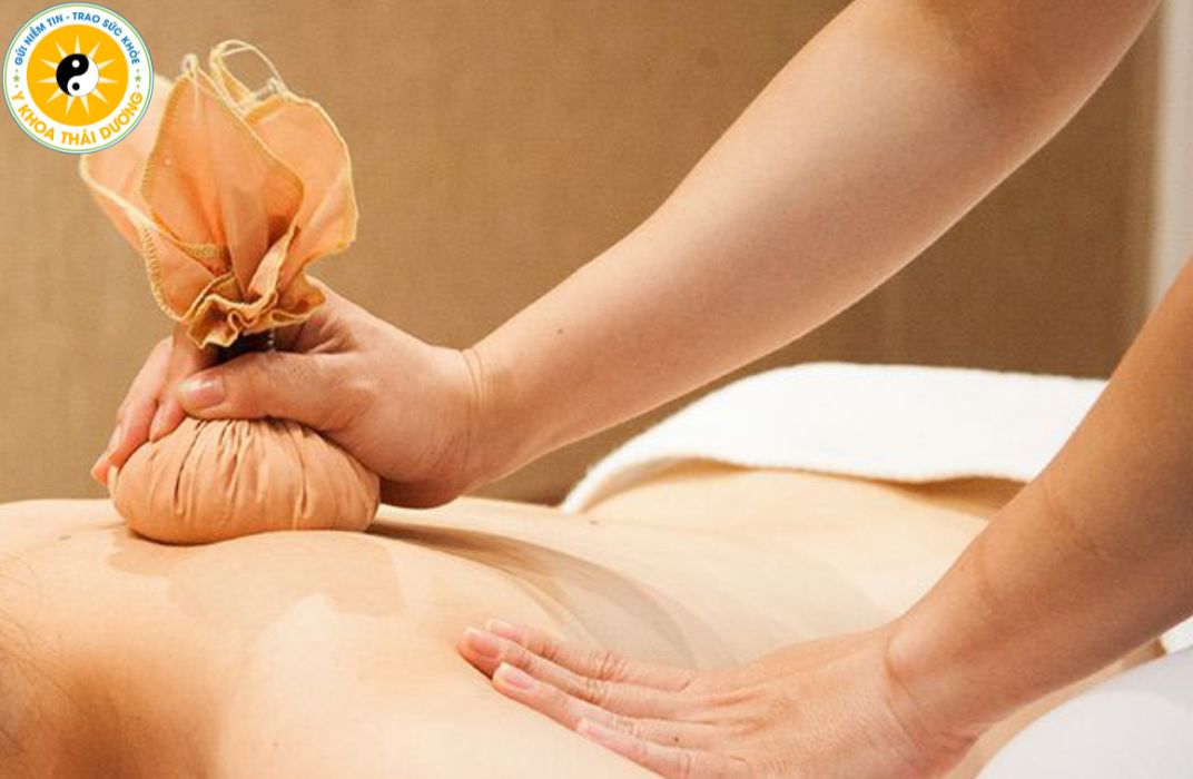 Chườm ngải cứu: Tác dụng giảm đau và hỗ trợ phục hồi