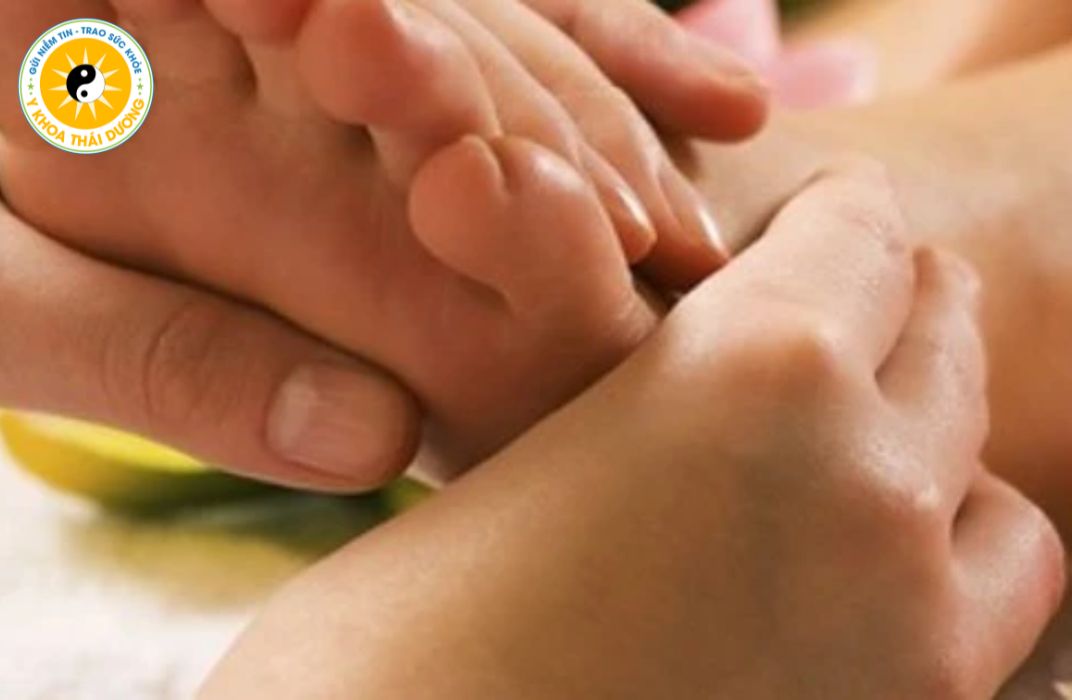 Xoa bóp bấm huyệt chữa thoái hóa cổ chân hiệu quả